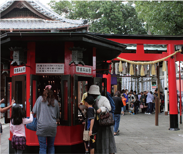 岐阜  油揚げを供える千代保稲荷神社