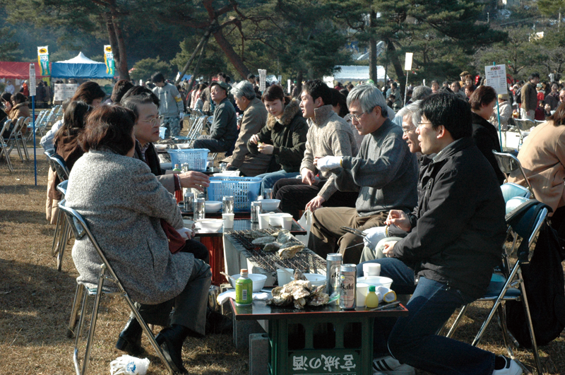 冬の名物を堪能する松島かき祭り