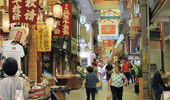 京都　風情豊かな錦市場を行く